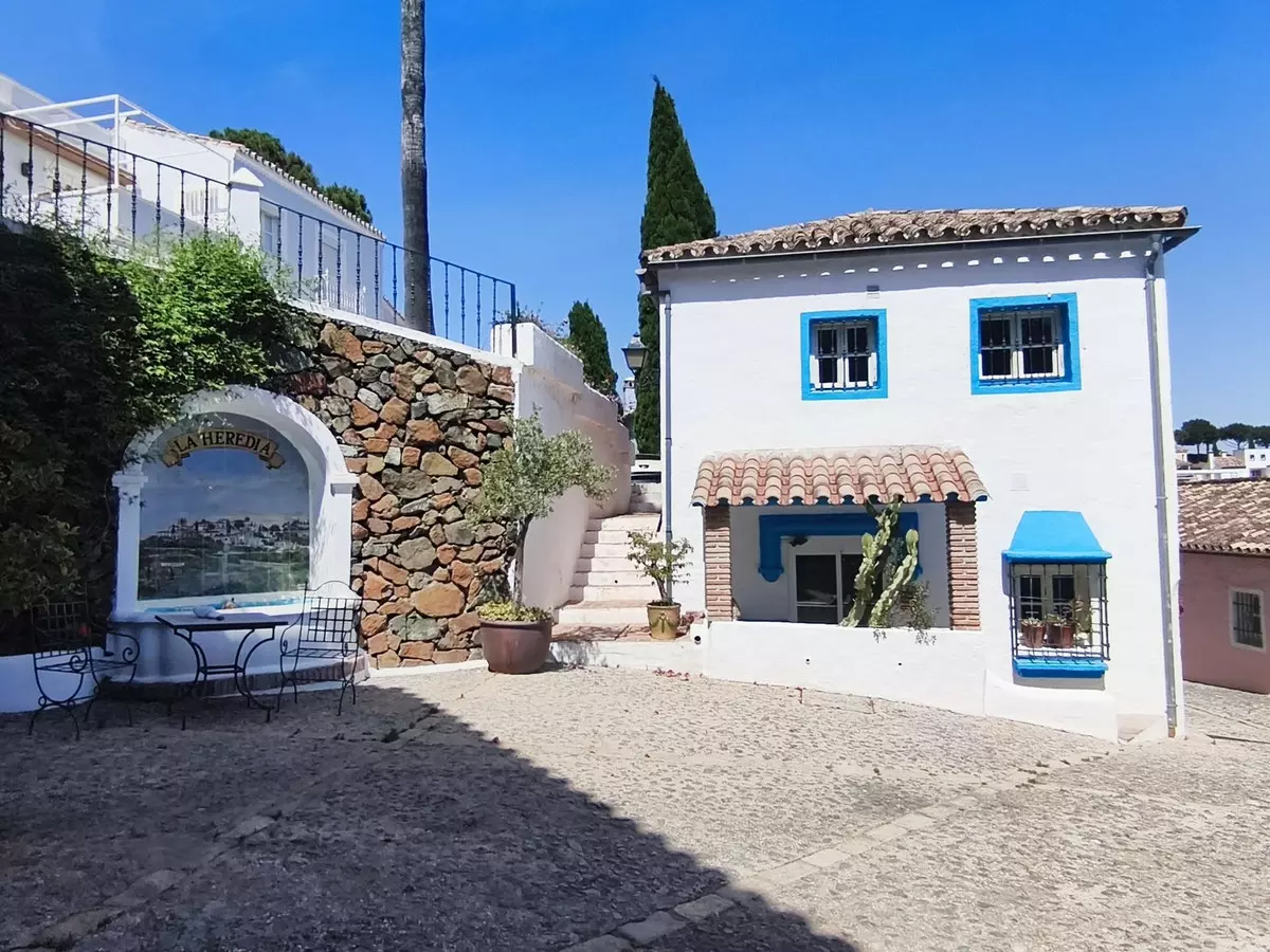 3-bedroom Villa In Benahavis, Spain (212 M²)