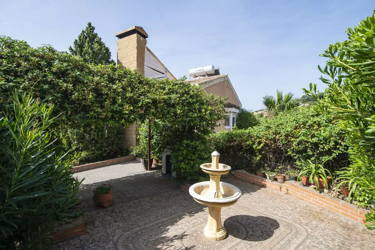 3-bedroom Villa In Estepona, Spain (202 M²)