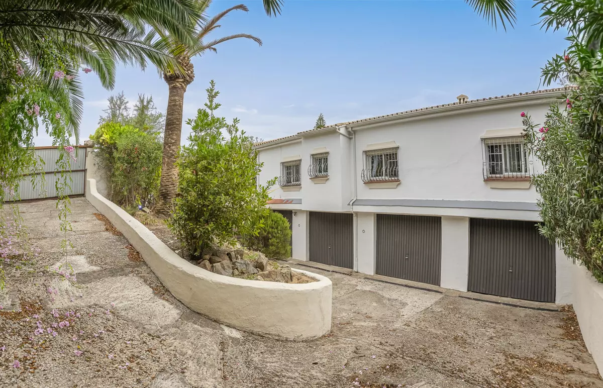 3-bedroom Villa In Estepona, Spain (287 M²)