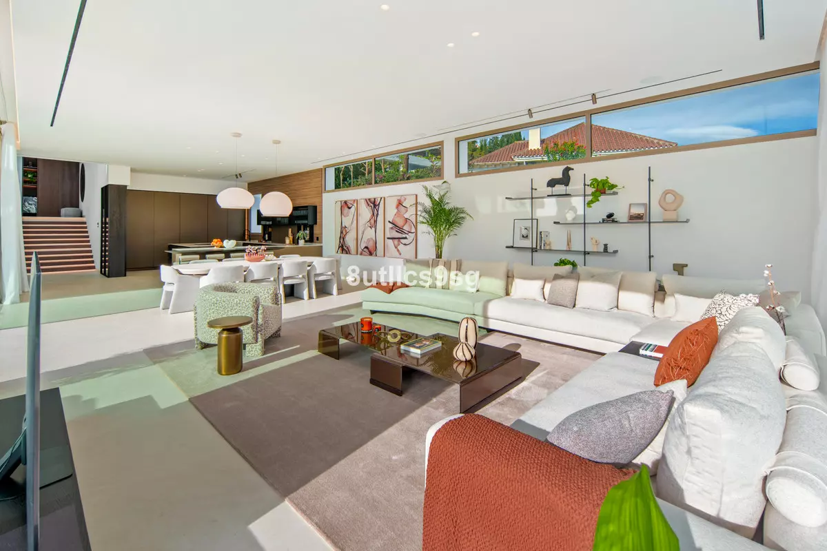 5-bedroom Villa In Marbella, Spain (986 M²)