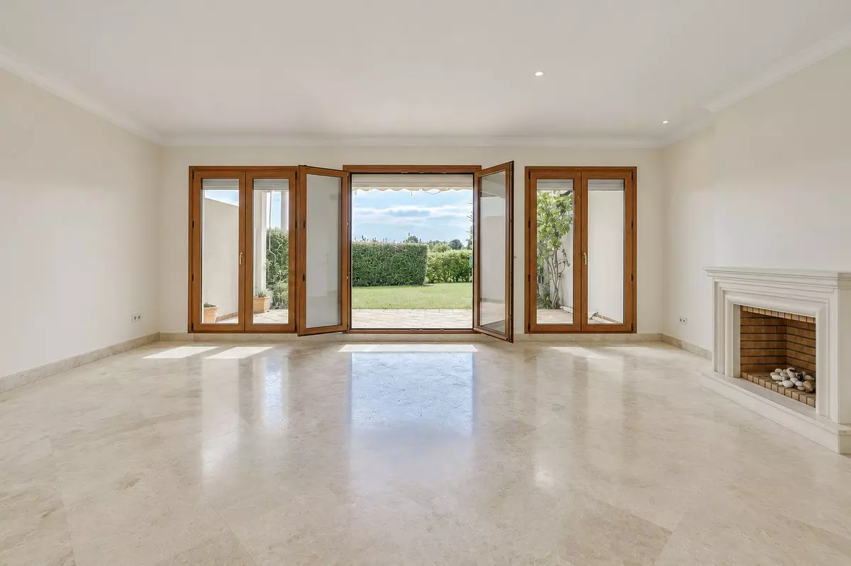 3-bedroom Town House In Estepona, Spain (157 M²)