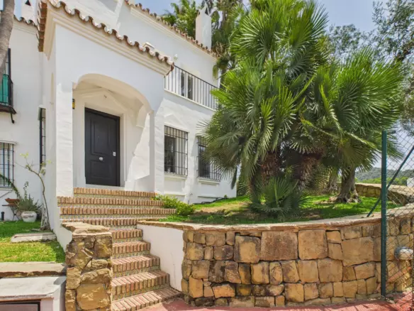 4-bedroom Villa In Istan, Spain (209 M²)