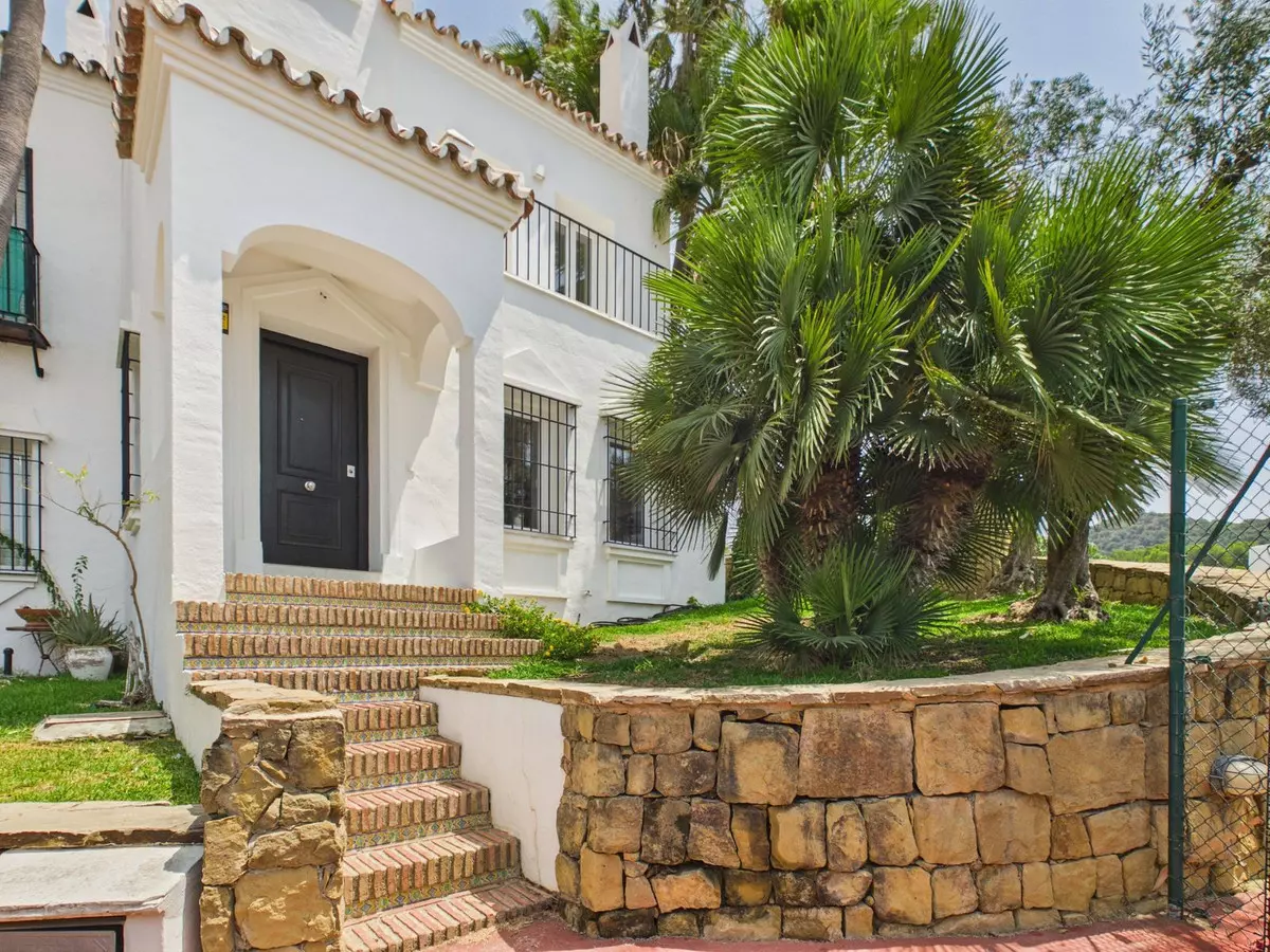 4-bedroom Villa In Istan, Spain (209 M²)