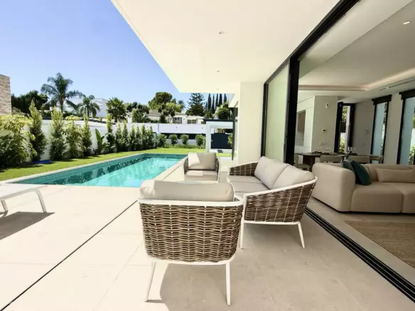 6-bedroom Villa In Estepona, Spain (418 M²)