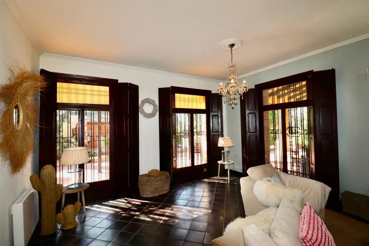 6-bedroom Villa In Almoradi, Spain (375 M²)
