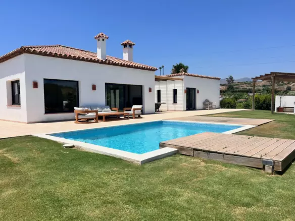 3-bedroom Villa In Estepona, Spain (257 M²)