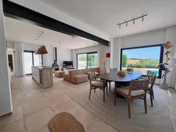 3-bedroom Villa In Estepona, Spain (257 M²)