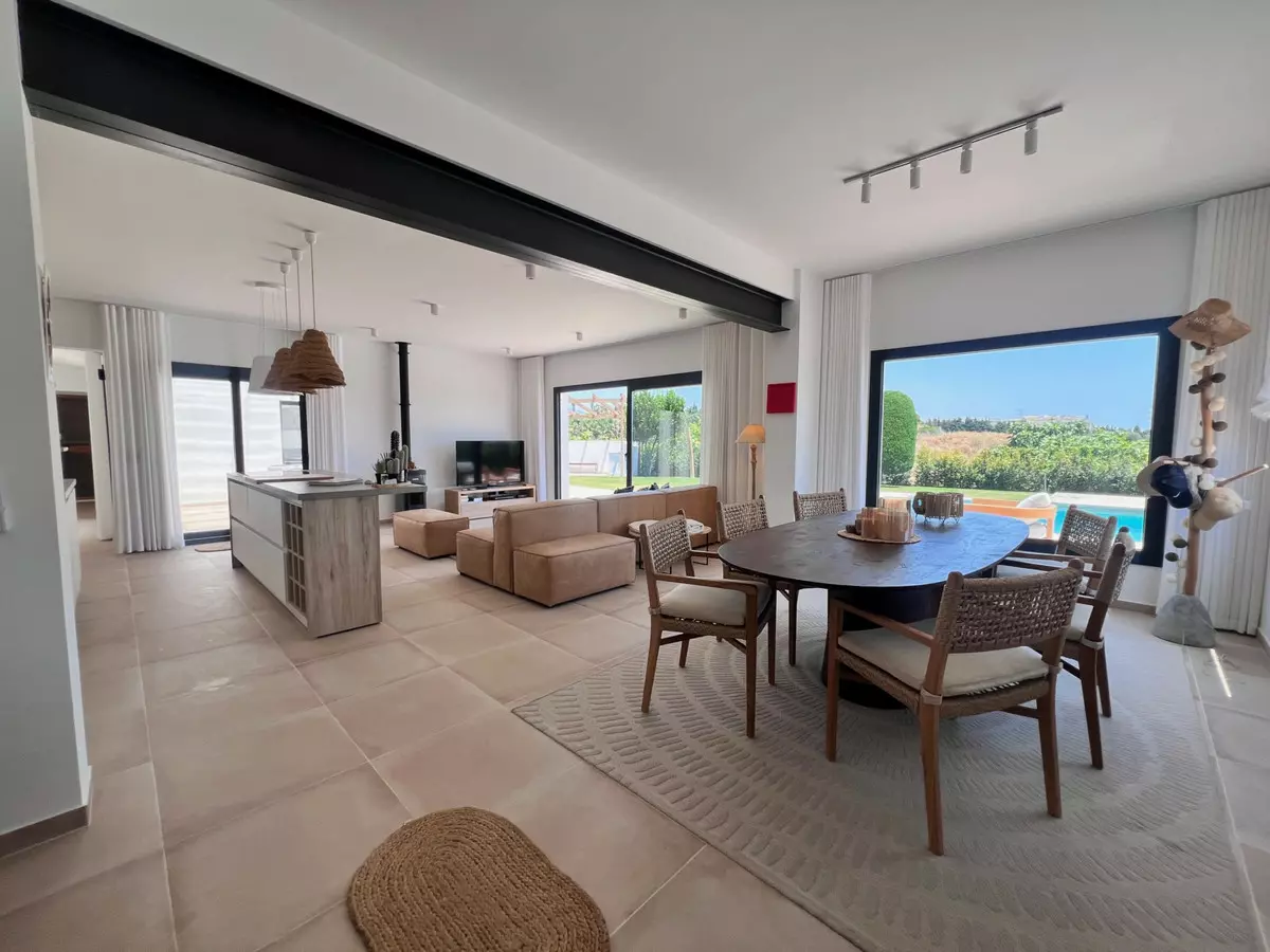 3-bedroom Villa In Estepona, Spain (257 M²)