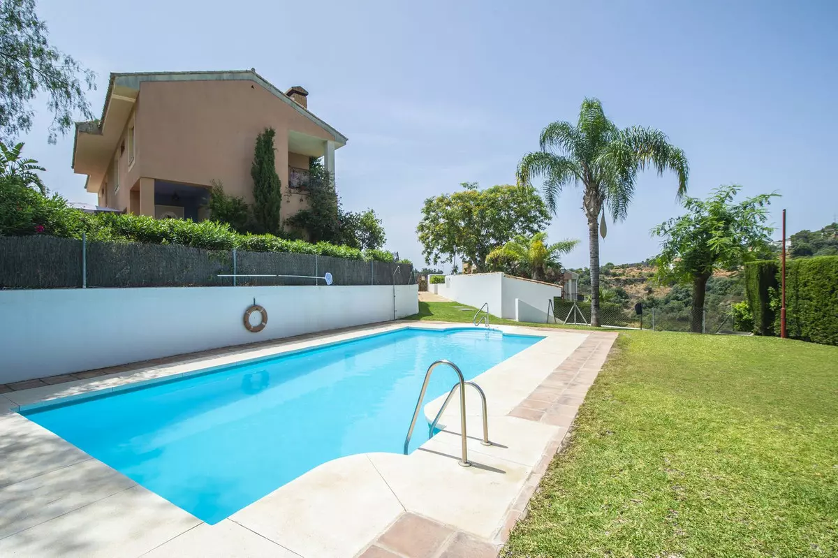 3-bedroom Villa In Estepona, Spain (202 M²)