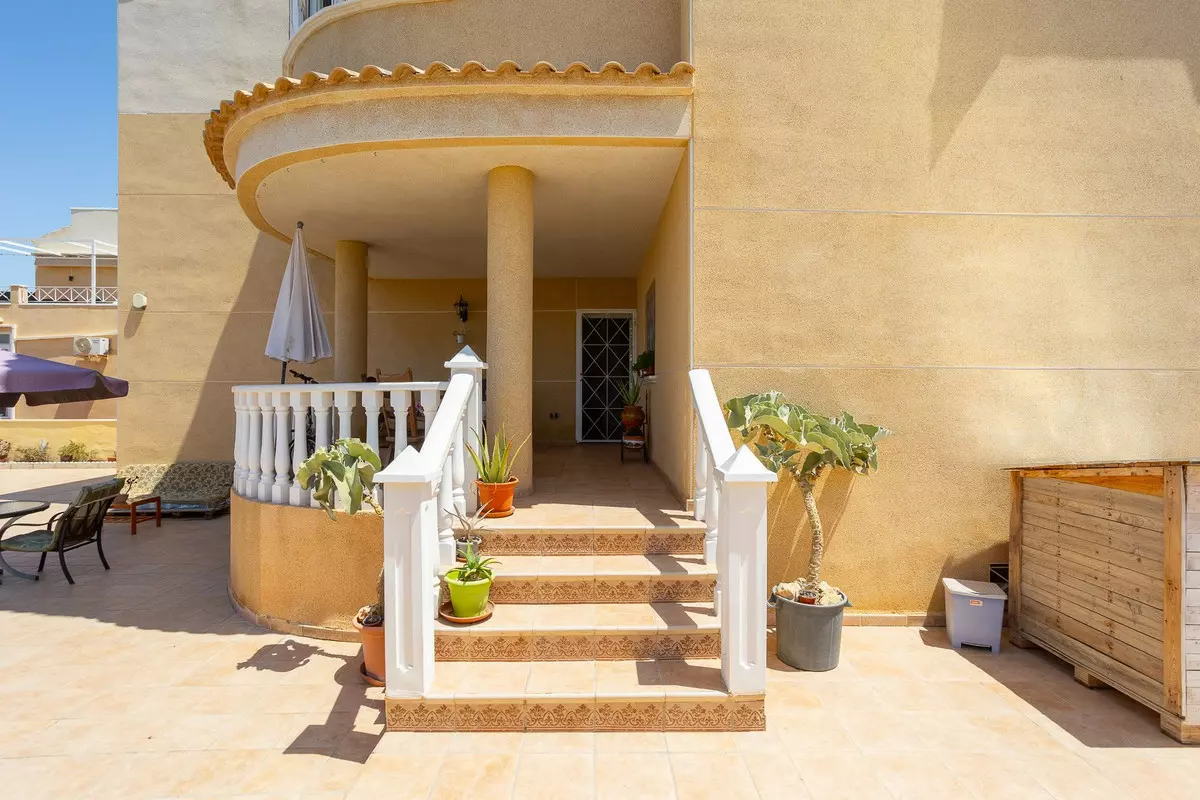 6-bedroom Villa In Torrevieja, Spain (375 M²)