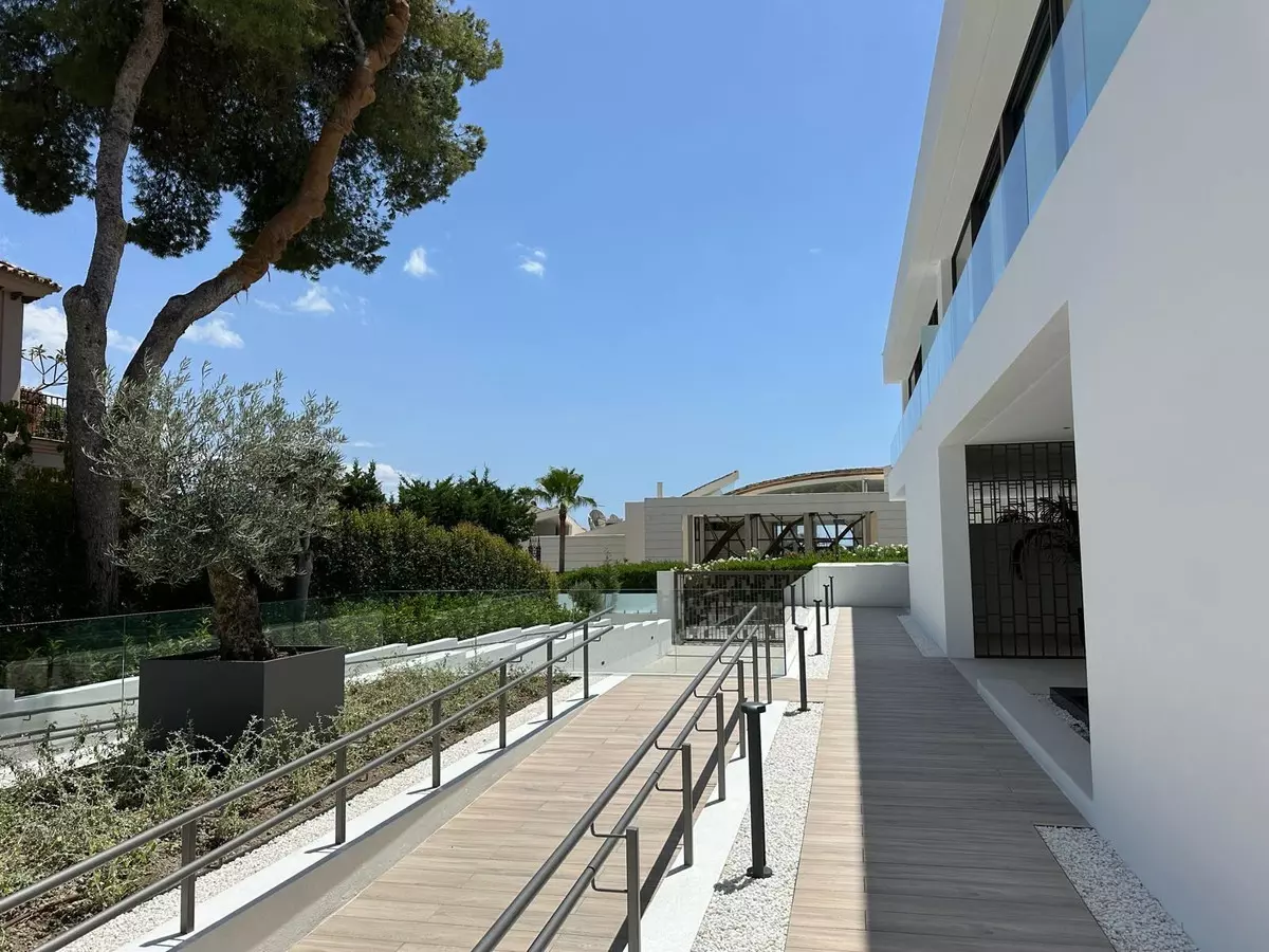 4-bedroom Villa In Marbella, Spain (445 M²)