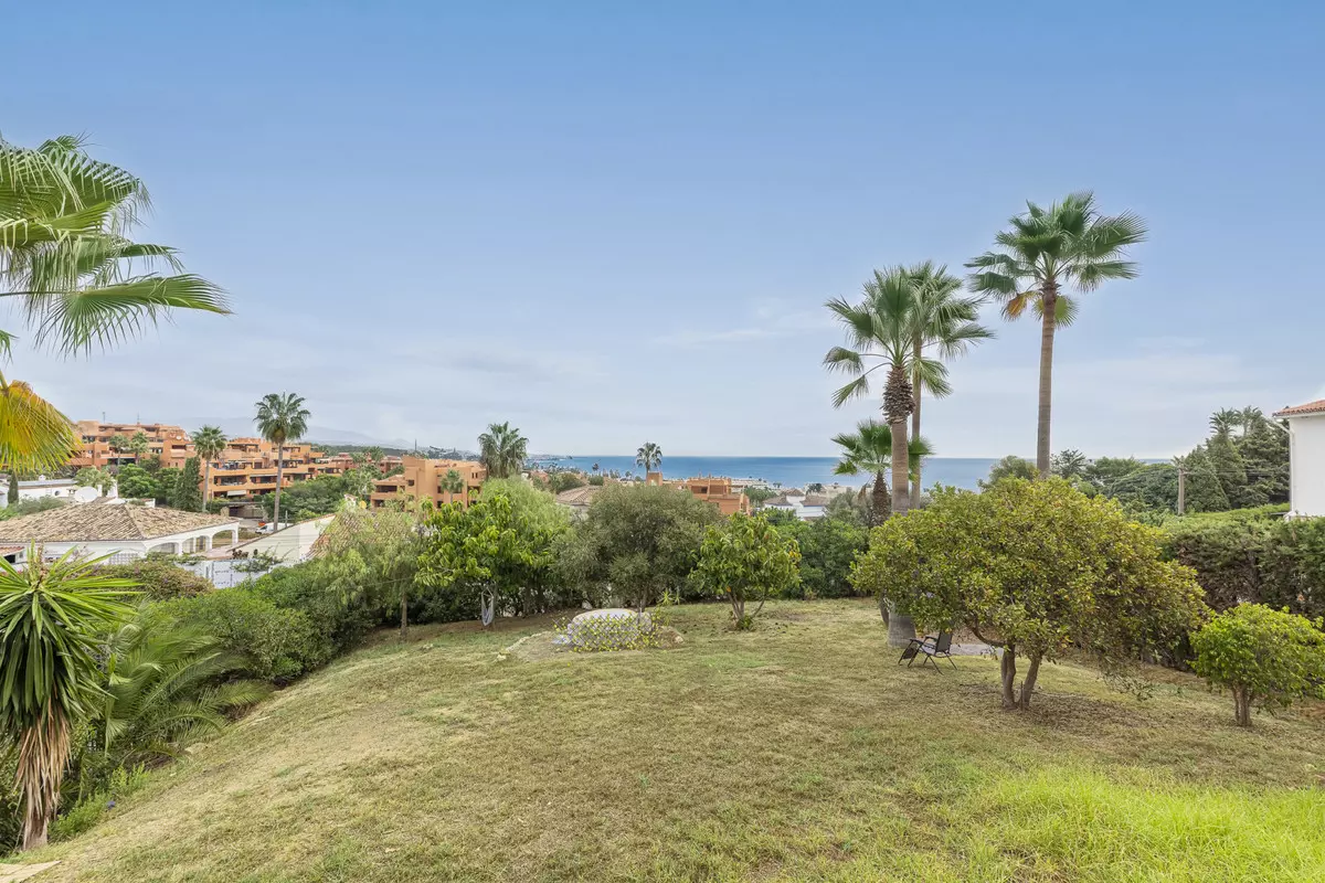 3-bedroom Villa In Estepona, Spain (287 M²)