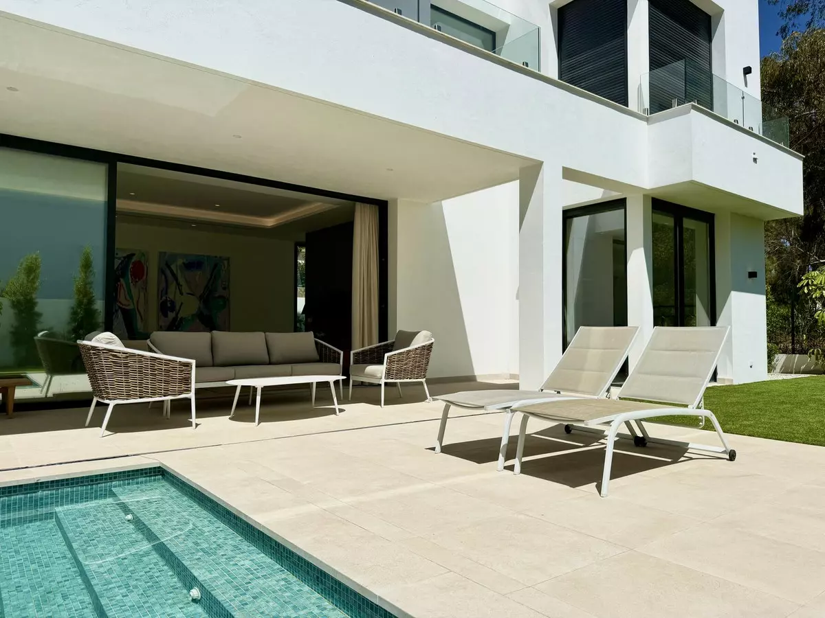 6-bedroom Villa In Estepona, Spain (418 M²)