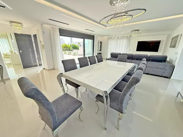 5-bedroom Villa In San Miguel De Salinas, Spain (316 M²)