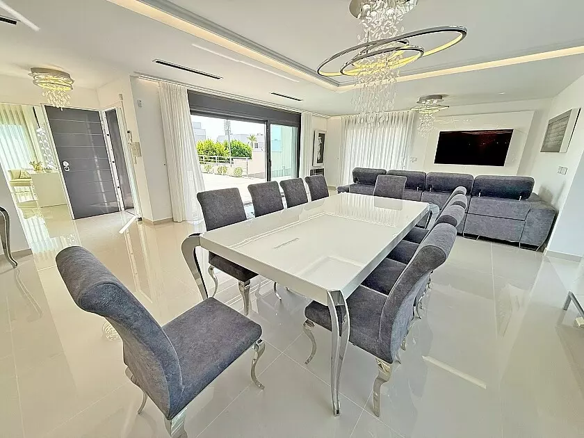 5-bedroom Villa In San Miguel De Salinas, Spain (316 M²)