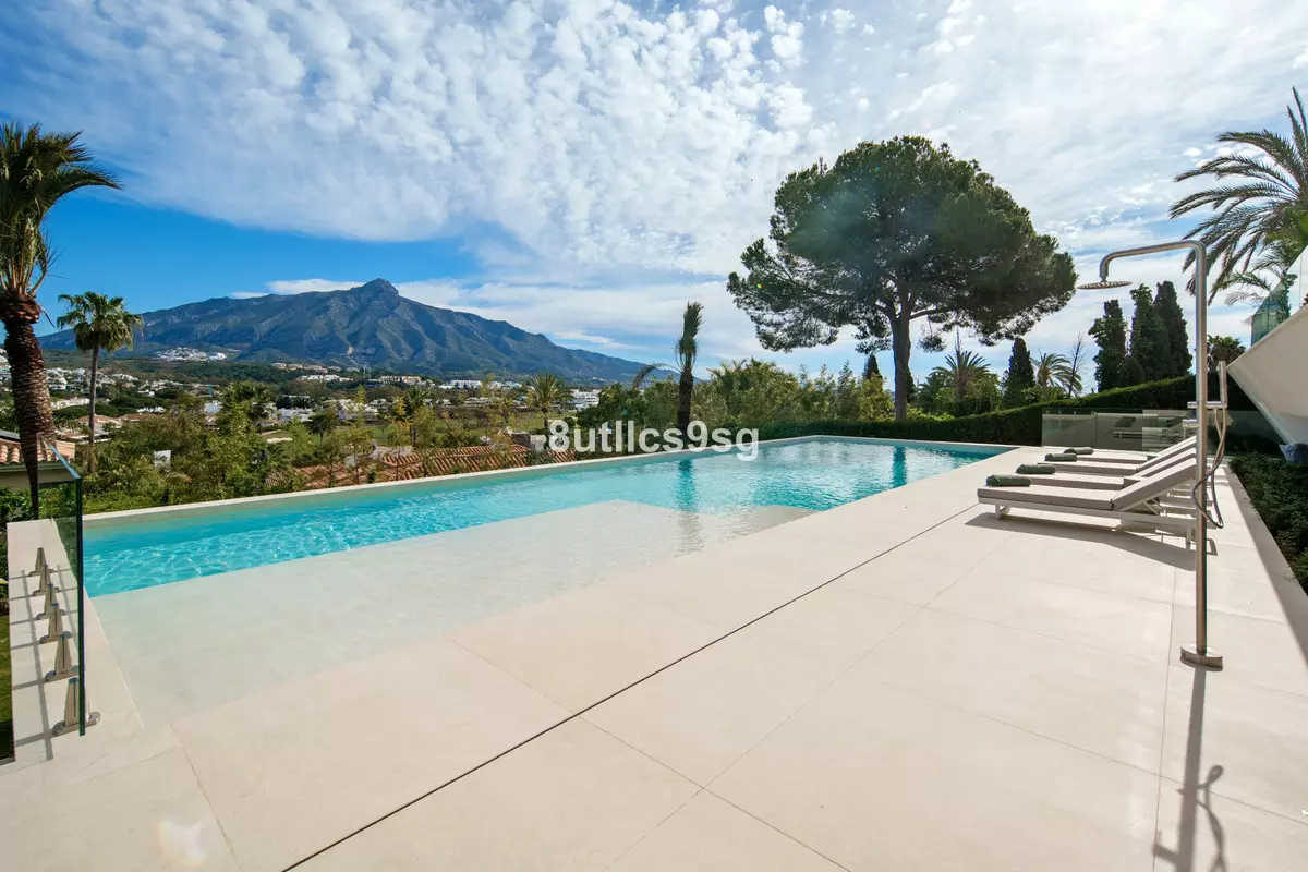 5-bedroom Villa In Marbella, Spain (986 M²)