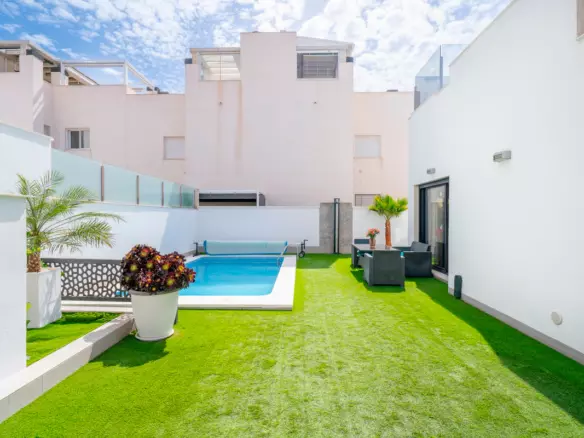5-bedroom Villa In Torrevieja, Spain (194 M²)
