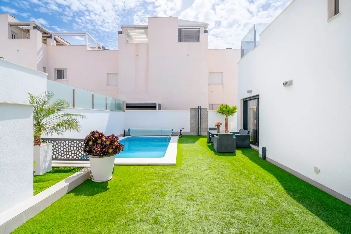5-bedroom Villa In Torrevieja, Spain (194 M²)