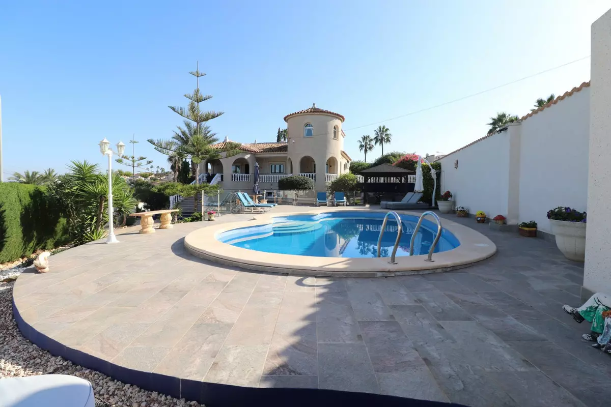 5-bedroom Villa In Algorfa, Spain (375 M²)