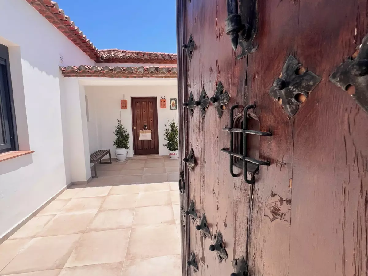 3-bedroom Villa In Estepona, Spain (257 M²)