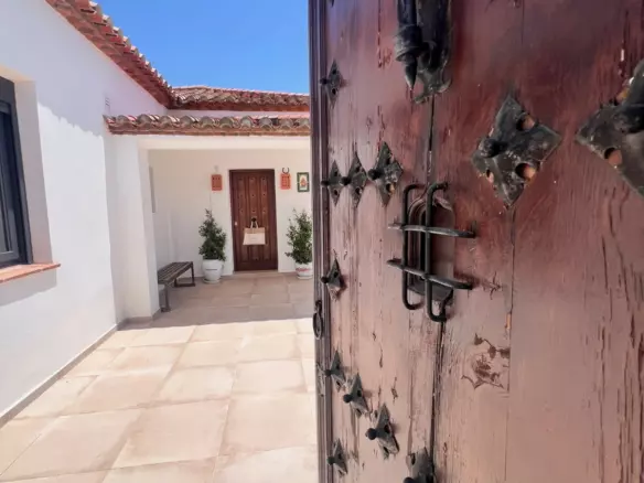 3-bedroom Villa In Estepona, Spain (257 M²)