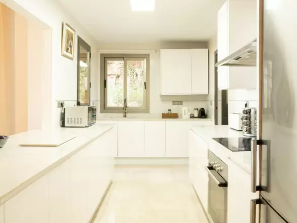 3-bedroom Apartment In Benahavis, Spain (128 M²)