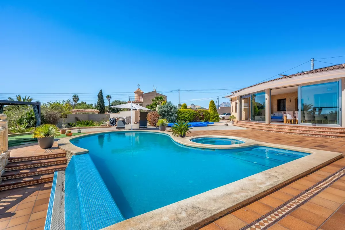 5-bedroom Country House In Crevillent, Spain (181 M²)