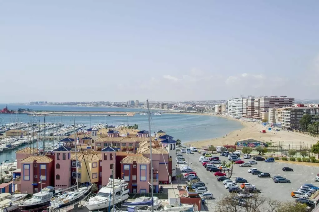 3-bedroom Apartment In Torrevieja, Spain (150 M²)