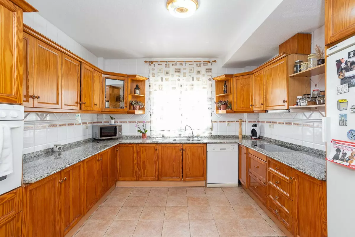 6-bedroom Villa In Torrevieja, Spain (375 M²)