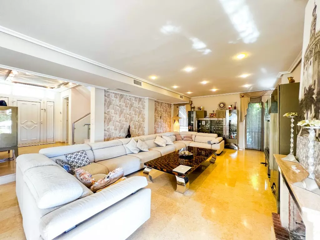 5-bedroom Villa In Torrevieja, Spain (380 M²)
