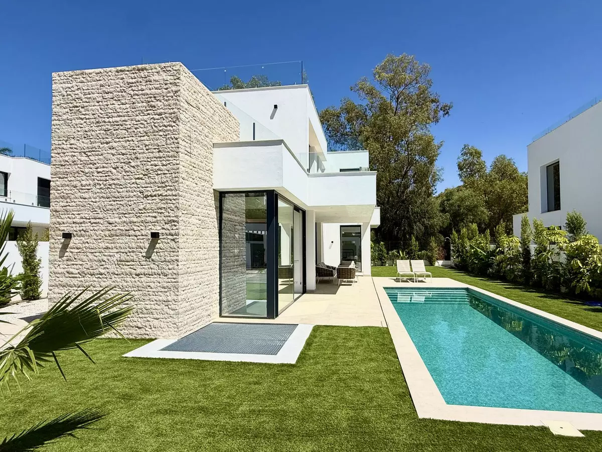 6-bedroom Villa In Estepona, Spain (418 M²)