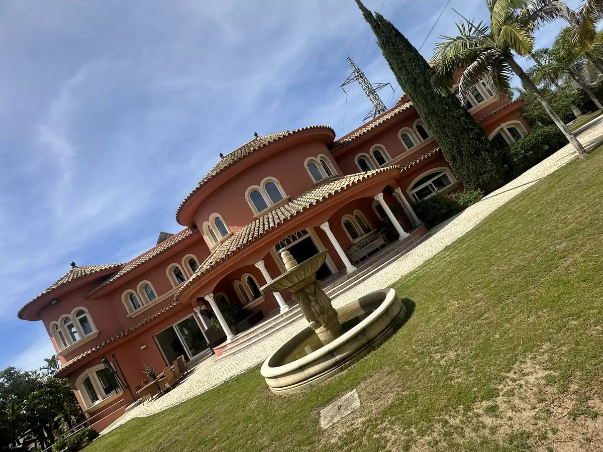 8-bedroom Villa In Estepona, Spain (1.265 M²)