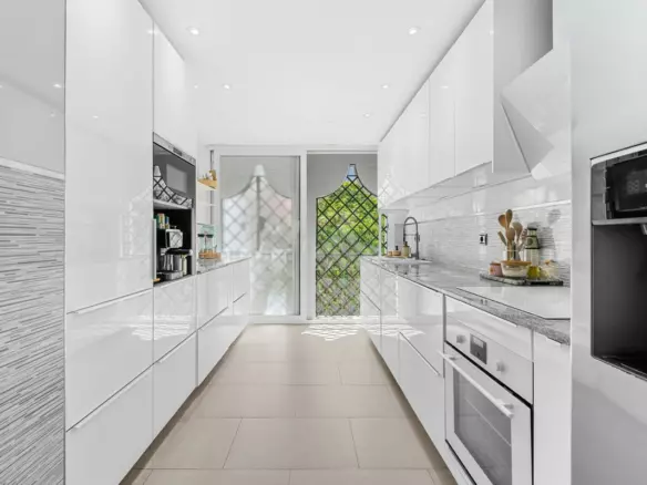 3-bedroom Apartment In Benahavis, Spain (173 M²)