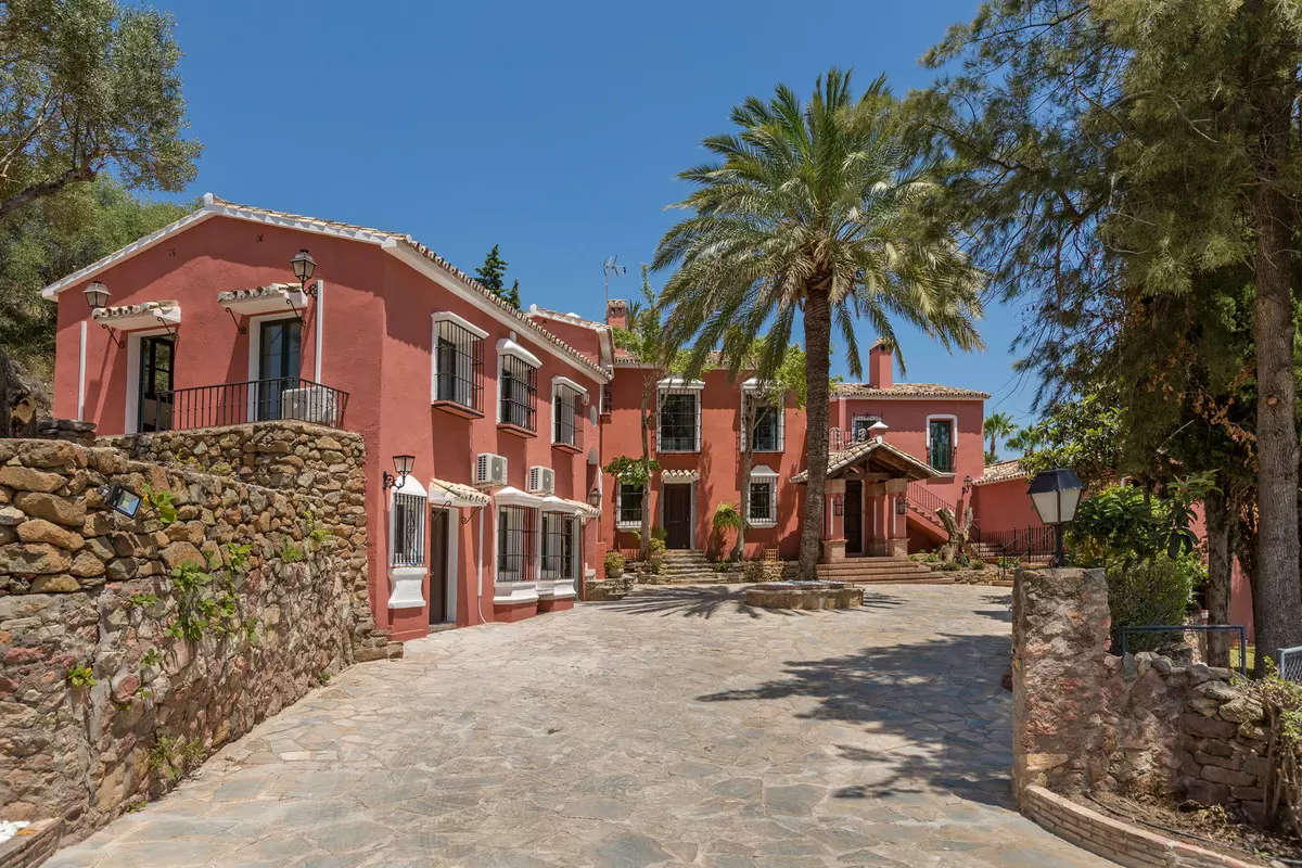 12-bedroom Villa In Benahavis, Spain (1.058 M²)