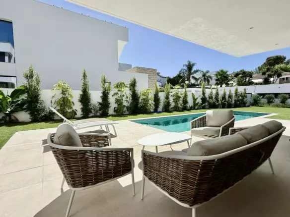 6-bedroom Villa In Estepona, Spain (418 M²)