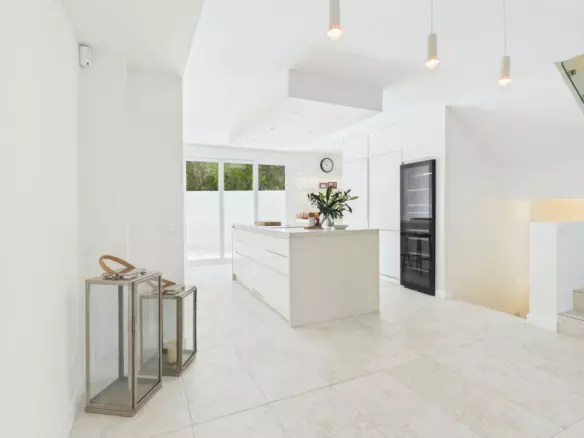 4-bedroom Villa In Istan, Spain (209 M²)