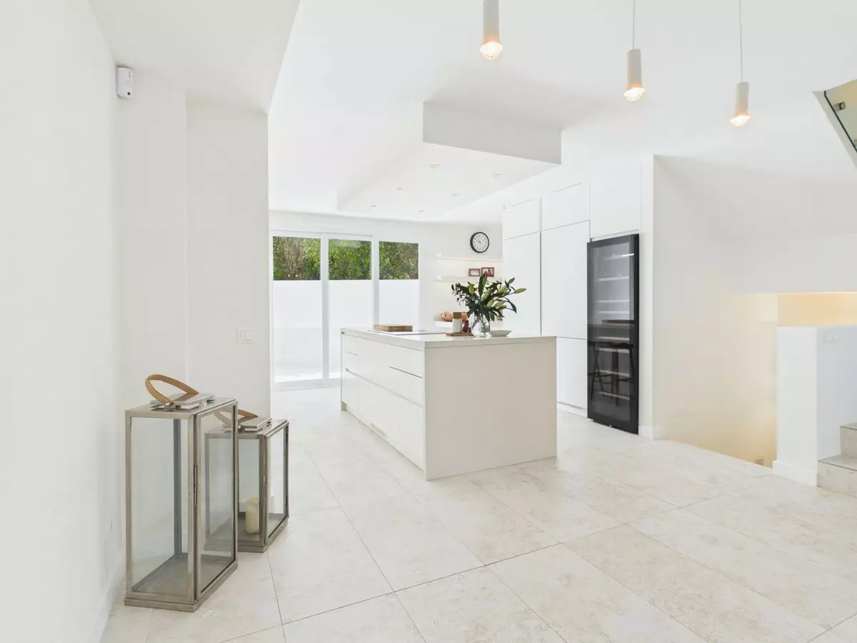 4-bedroom Villa In Istan, Spain (209 M²)