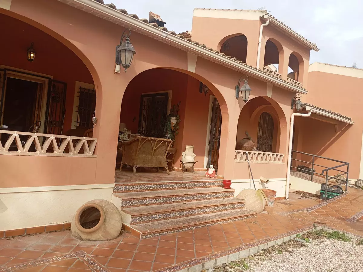 5-bedroom Villa In Dolores, Spain (350 M²)
