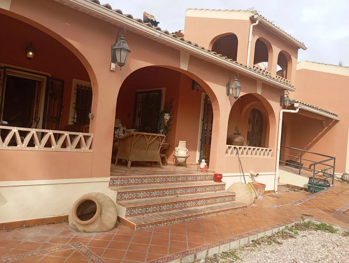ShowFeedImage-43498b 5-bedroom Villa In Dolores, Spain (350 M²)