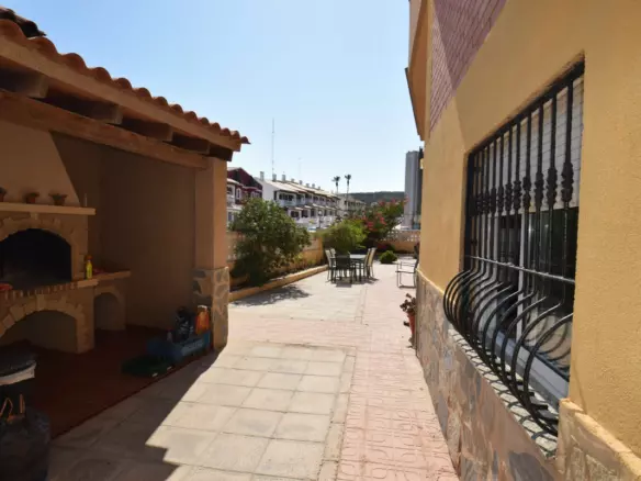 7-bedroom Villa In Guardamar Del Segura, Spain (266 M²)