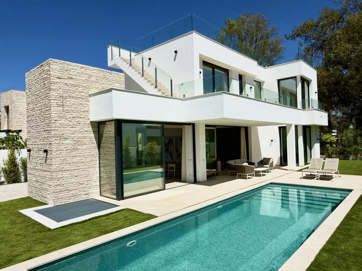 6-bedroom Villa In Estepona, Spain (418 M²)