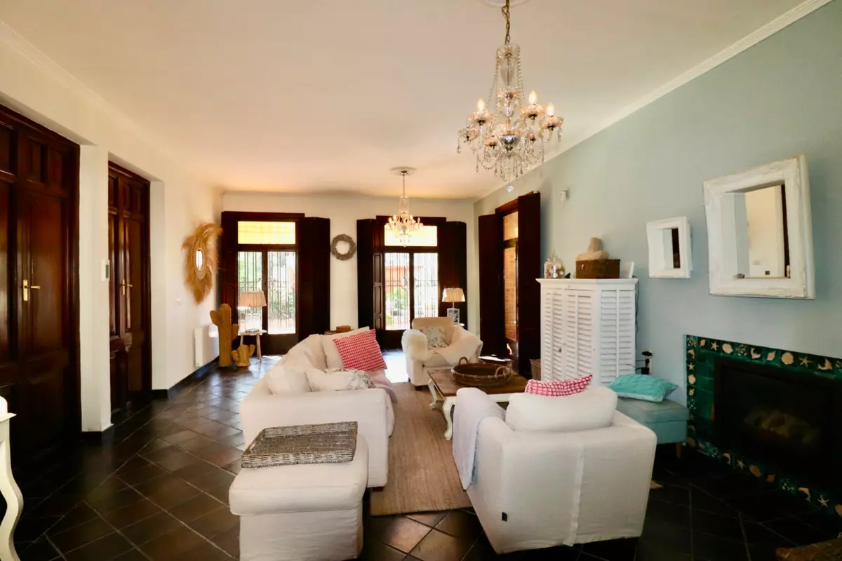 6-bedroom Villa In Almoradi, Spain (375 M²)