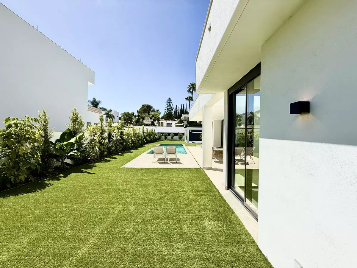 6-bedroom Villa In Estepona, Spain (418 M²)