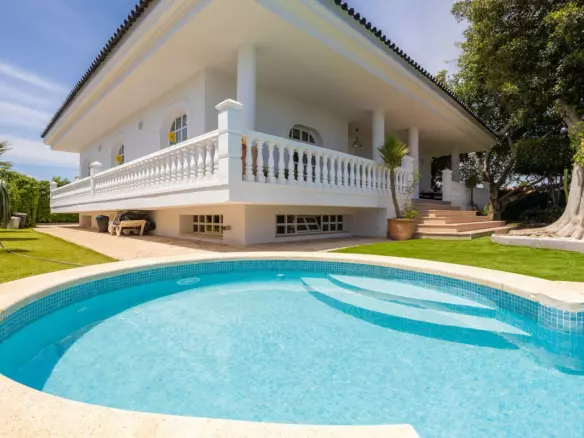 4-bedroom Villa In Torrevieja, Spain (420 M²)