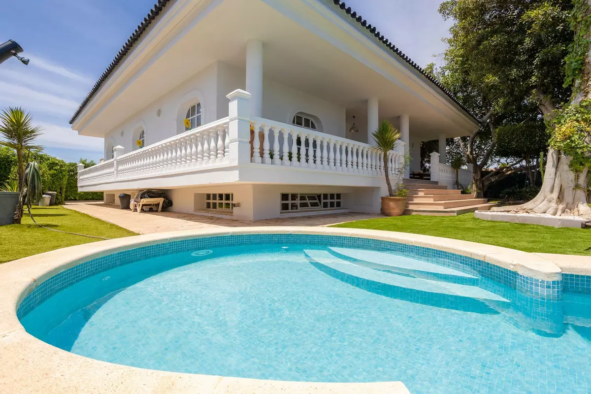 4-bedroom Villa In Torrevieja, Spain (420 M²)