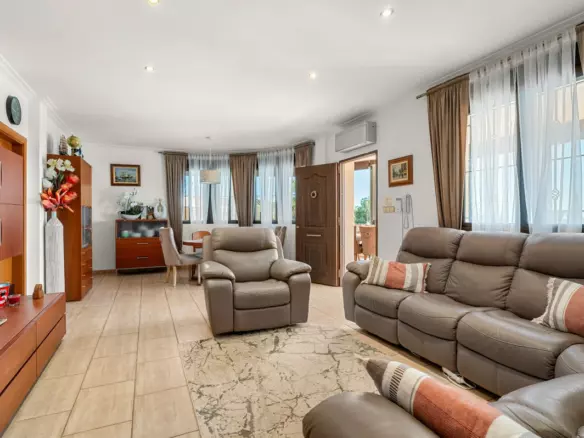 5-bedroom Country House In Crevillent, Spain (181 M²)