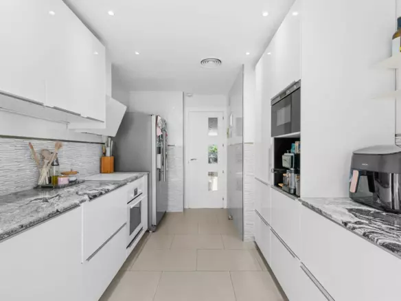 3-bedroom Apartment In Benahavis, Spain (173 M²)