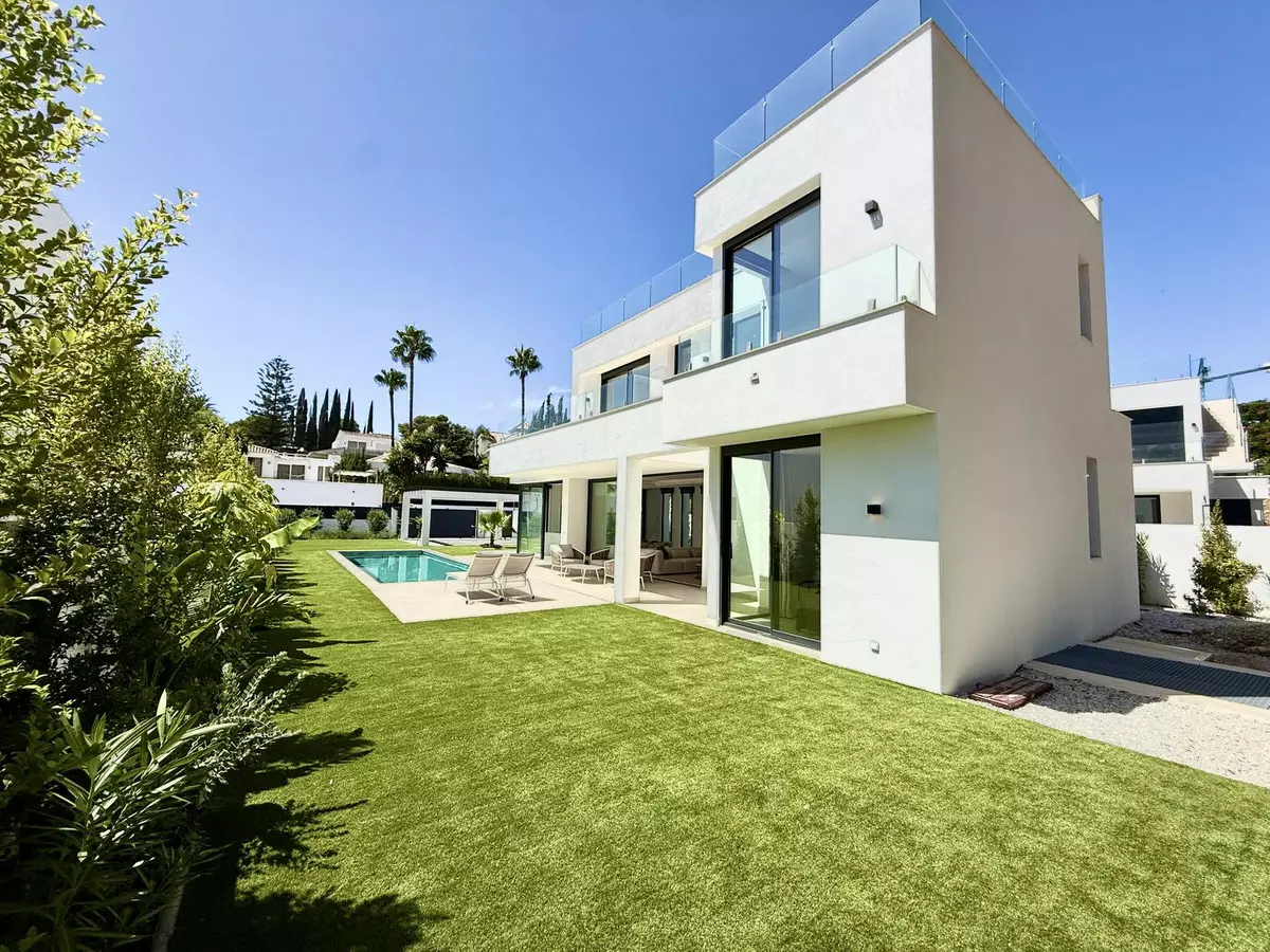 6-bedroom Villa In Estepona, Spain (418 M²)