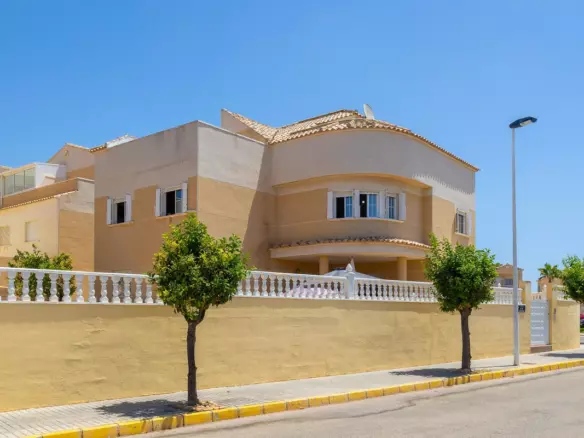 6-bedroom Villa In Torrevieja, Spain (375 M²)