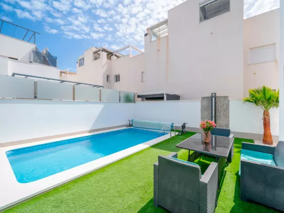 5-bedroom Villa In Torrevieja, Spain (194 M²)